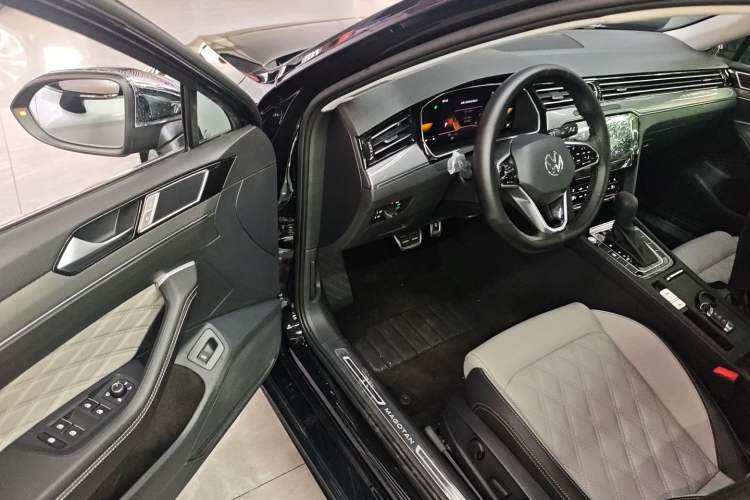 Used Volkswagen Magotan 2023 2 Million Units Limited Edition 330TSI DSG Leading Version Driver Seat