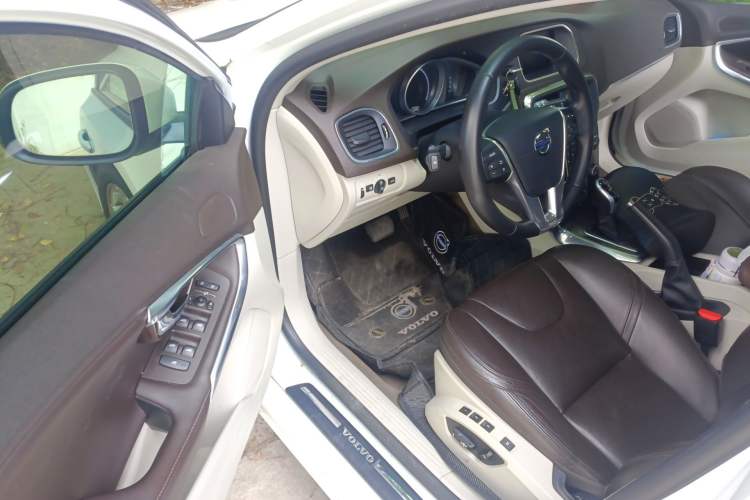 Used Volvo V40 2016 T3 Zhiyi Edition