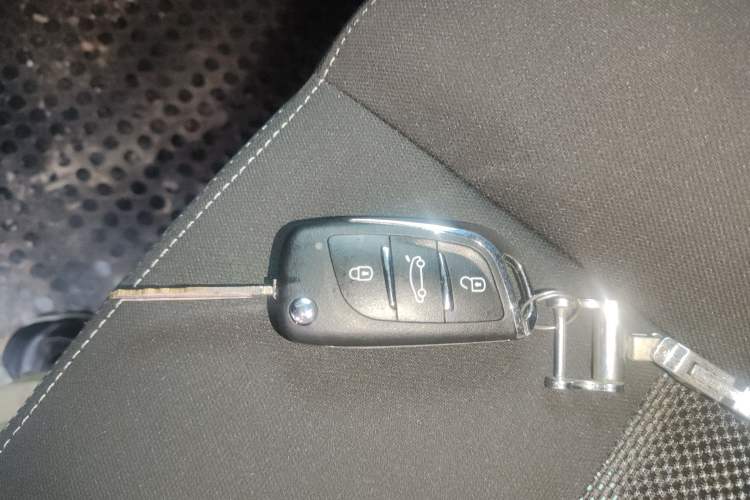 Used SAIC MAXUS Xintu V80 2023 2.0T AMT Classic Aoyuntong Power Version Long Wheelbase Mid-Roof Design 6/7/8/9-Seater