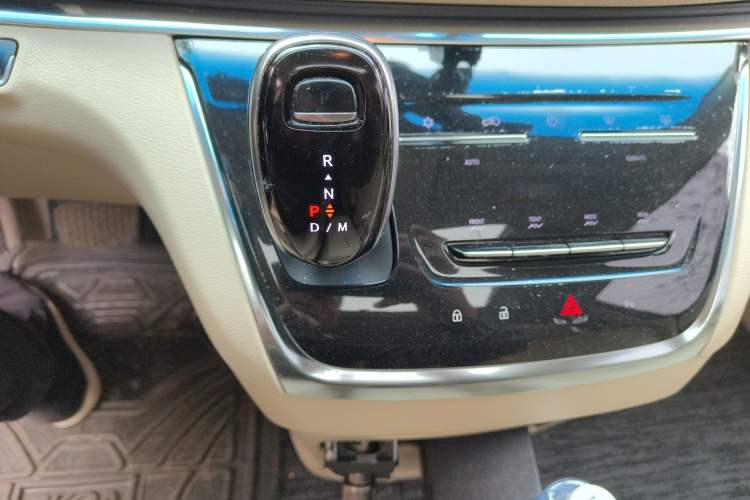 Used Buick GL8 2023 Facelifted Land Cruiser Executive Luxury Version Gear Lever