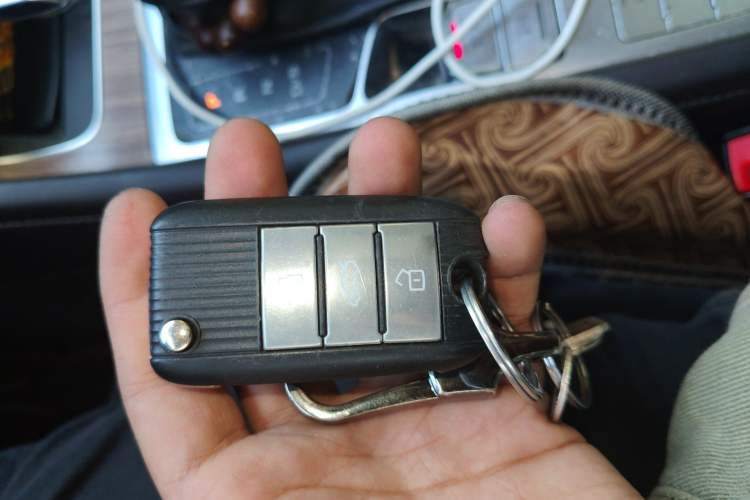 Used Roewe RX8 2018 30T Smart Connectivity Two-Wheel Drive Flagship Edition Interior 1