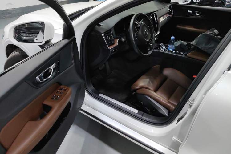 Used Volvo S60 2022 B4 Zhiyuan Luxury Edition
