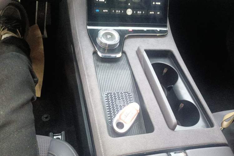 Used VOYAH PASSION 2024 PHEV Four-Wheel Drive Ultra-Long Range Flagship Model
