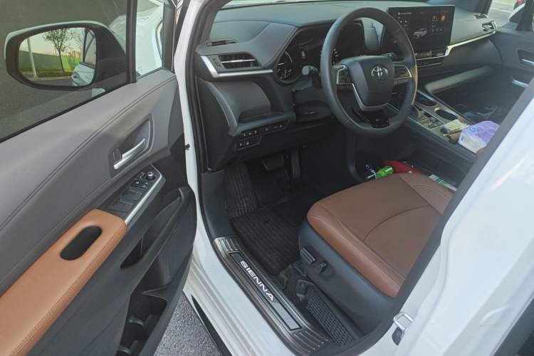 Used Toyota SIENNA 2026 Model 2.5L Dual-Engine Four-Wheel-Drive Premium Edition