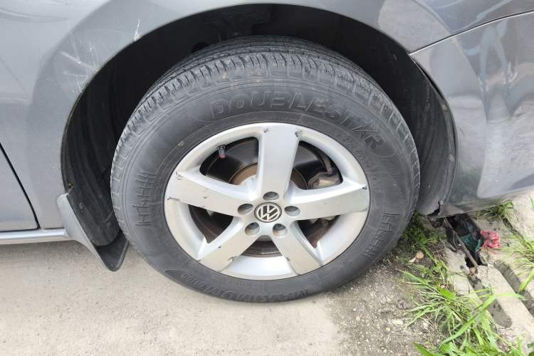 Used Volkswagen Bora 2012 1.6L Automatic Fashion Edition Right Front Wheel Hub
