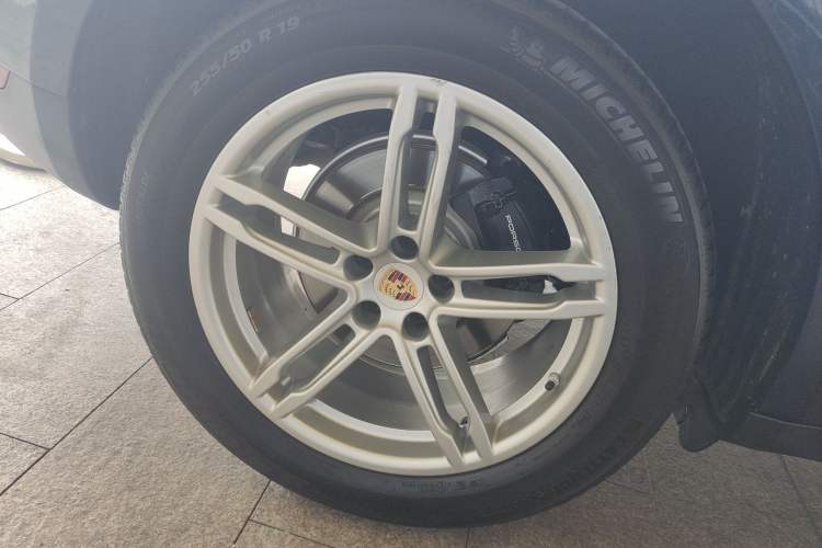Used Porsche Macan 2014 Macan 2.0T Right Rear Wheel Hub