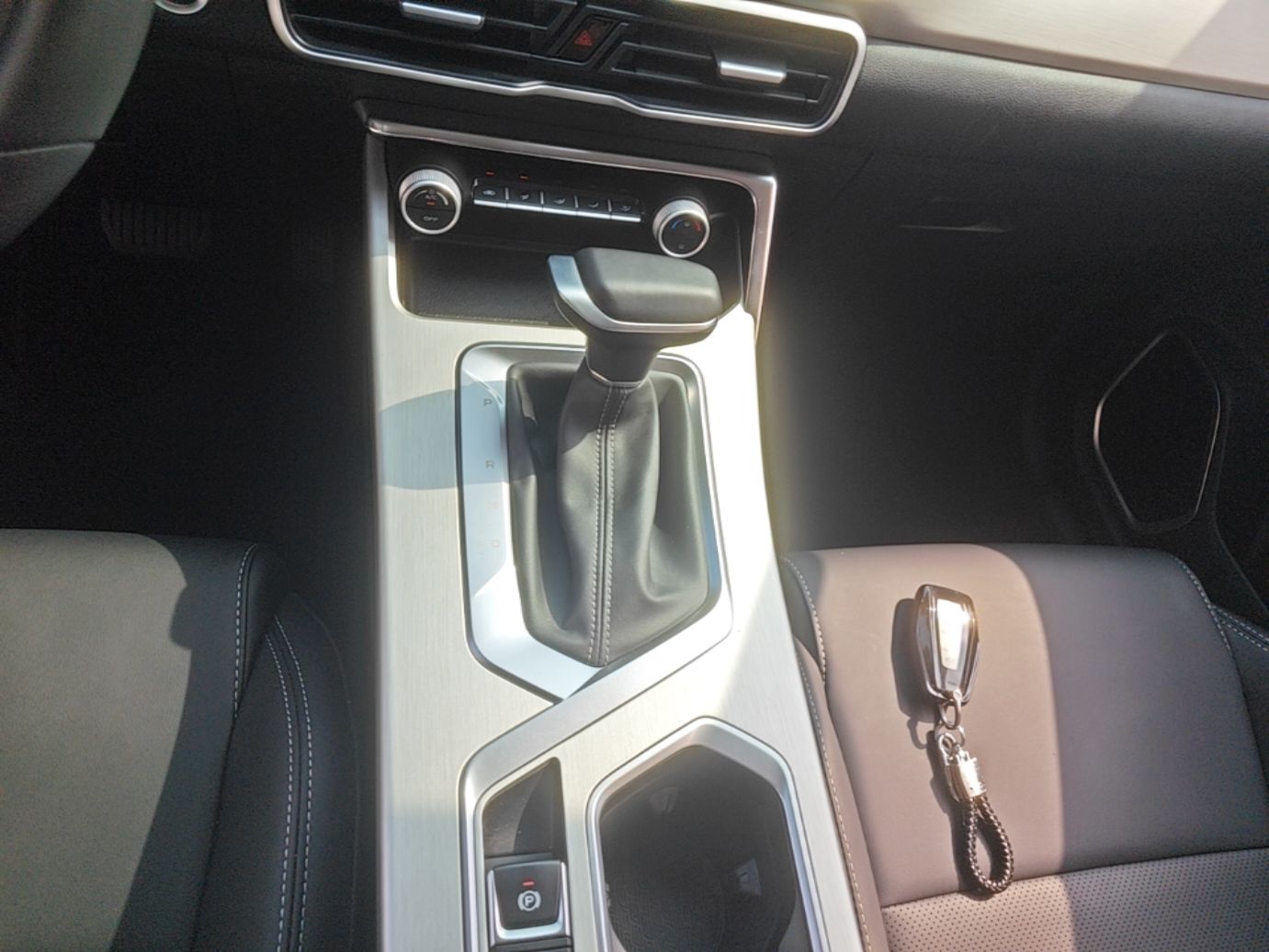 Geely Auto Coolray 2025 1.5L CVT Super Edition — снимка 16