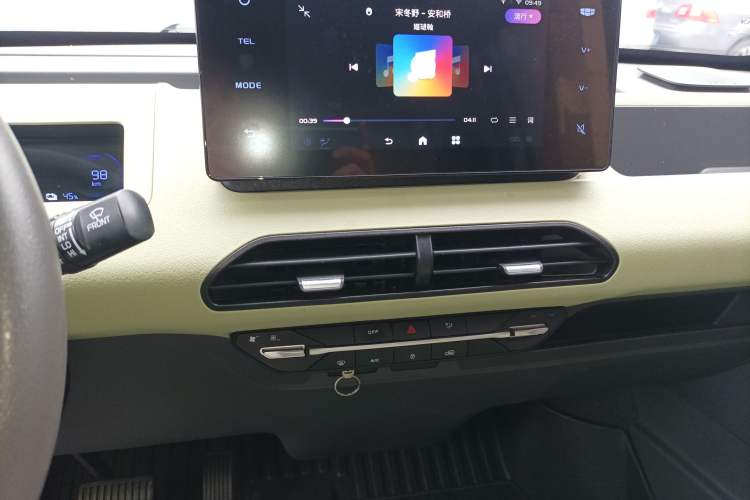 Used Geely Galaxy Panda 2023 Panda Mini 200km Endurance Bear Audio And AC Panel