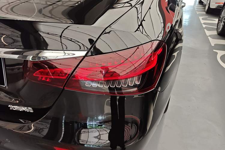 Used Mercedes-Benz E-Class 2023 Updated E 300 L Fashion Edition Right Rear Taillight