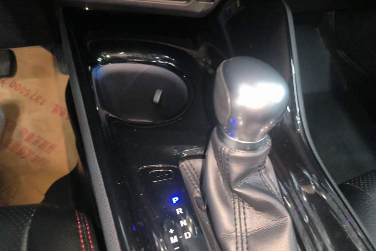 Used Toyota C-HR 2018 2.0L Luxury Sunroof Version China VI Standard Gear Lever