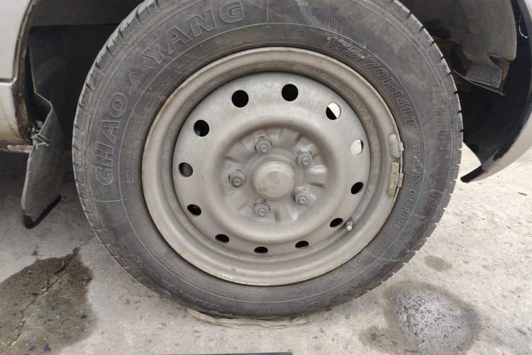 Used Wuling Rongguang 2012 1.5L Extended Basic Version Right Front Wheel Hub
