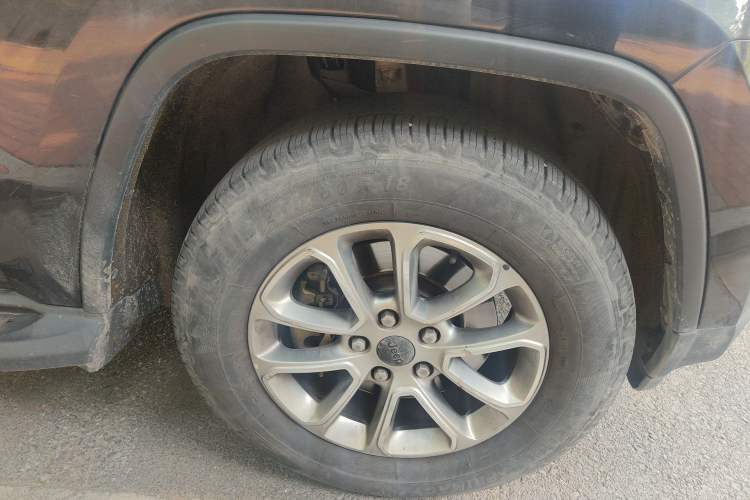 Used Jeep Grand Cherokee 2016 3.0L Comfort Navigation Edition Right Front Wheel Hub