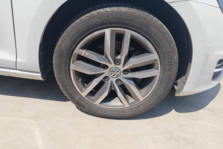 Used Volkswagen Golf 2016 230TSI Automatic Luxury Version Right Front Wheel Hub