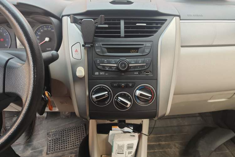 Used Venucia R50 2015 1.6L Manual Fashion Edition
