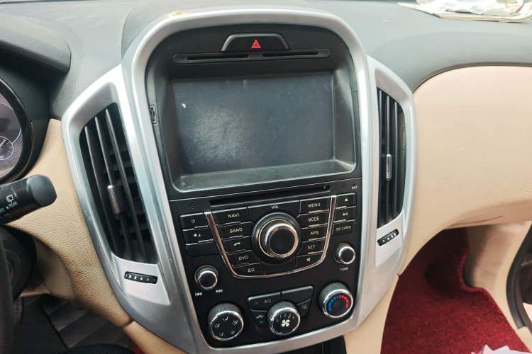 Used JMC Yusheng S350 2013 2.4T Manual Two-Wheel Drive Diesel Luxury Edition 5 Seats Audio And AC Panel