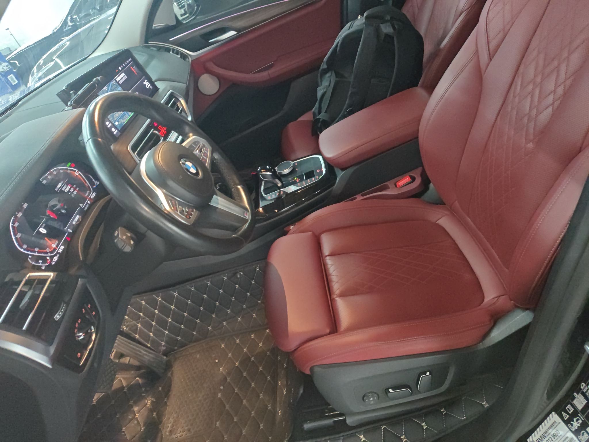 المقاعد الأمامية داخل السيارة