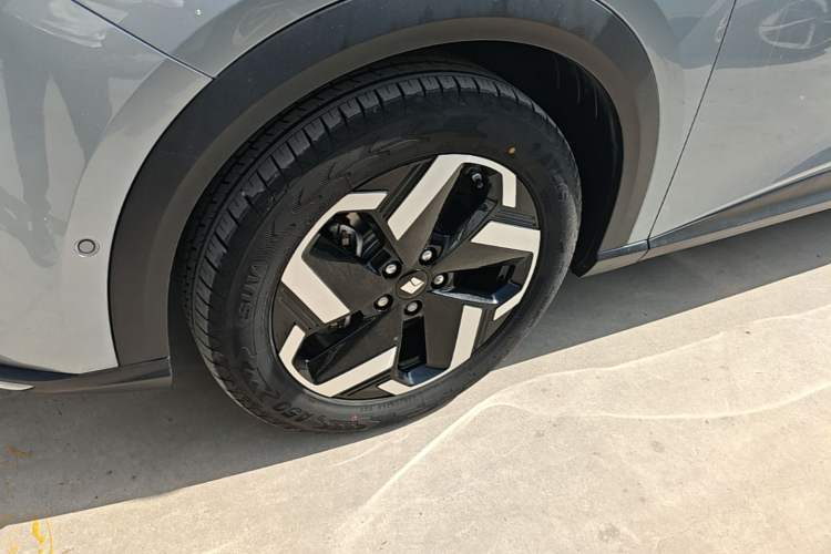 Used Baojun Yunhai 2024 600km Pure Electric Version Left Front Wheel Hub