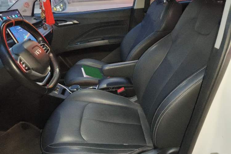 Used NETA V 2021 Long-Range Entertainment Edition Upgrade Model Left Front Seat