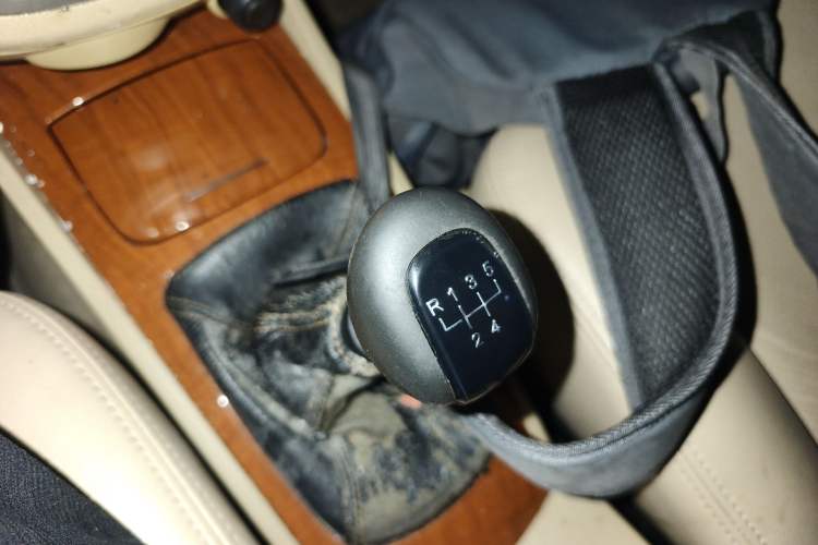 Used Buick Excelle 2013 1.5L Manual Luxury Model Gear Lever