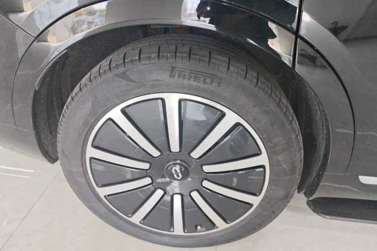 Used Hima AITO M9 2025 Extended-Range Ultra Version 52 kWh 6-Seater Right Rear Wheel Hub