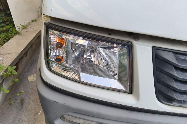 Used Iveco Daily 2020 2.5T A35 Passenger Van with Dual Tires Mid-Roof Design 5-9 Seater Side-Sliding Door China V Emission Standard