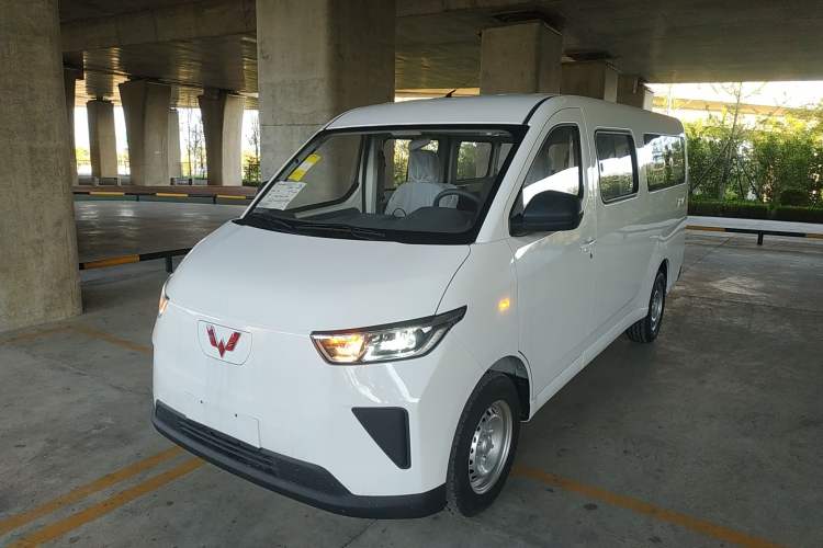 Used Wuling Yangguang 2024 300KM Comfort Version Passenger Van 75kW