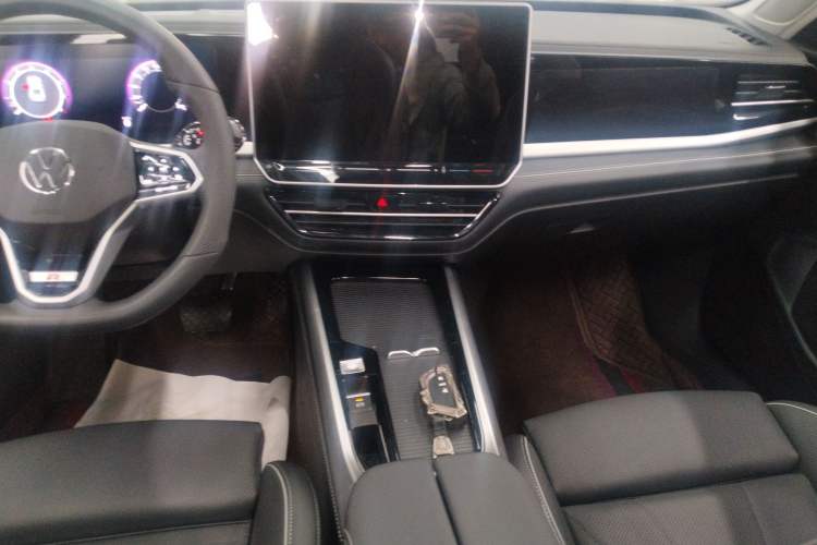 Used Volkswagen Passat 2025 Pro 380TSI Dragon Edition Audio And AC Panel