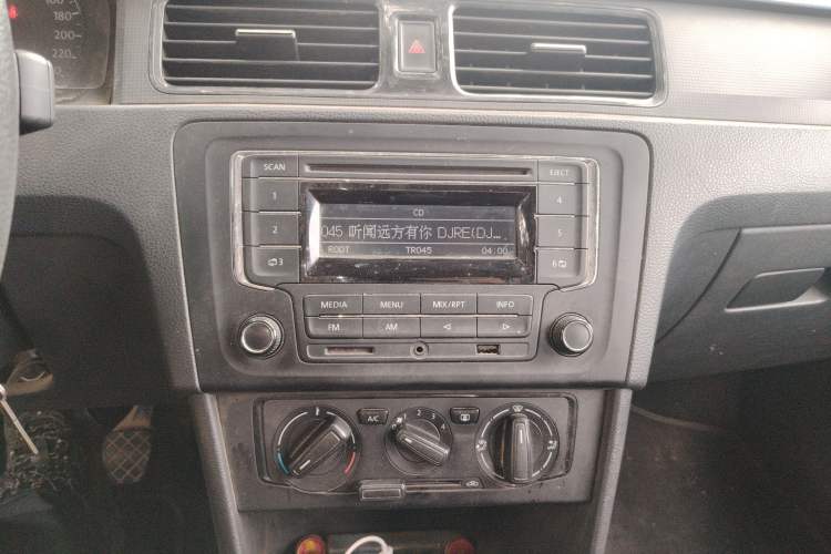 Used Volkswagen Santana 2015 1.6L Manual Fashion Edition Audio And AC Panel