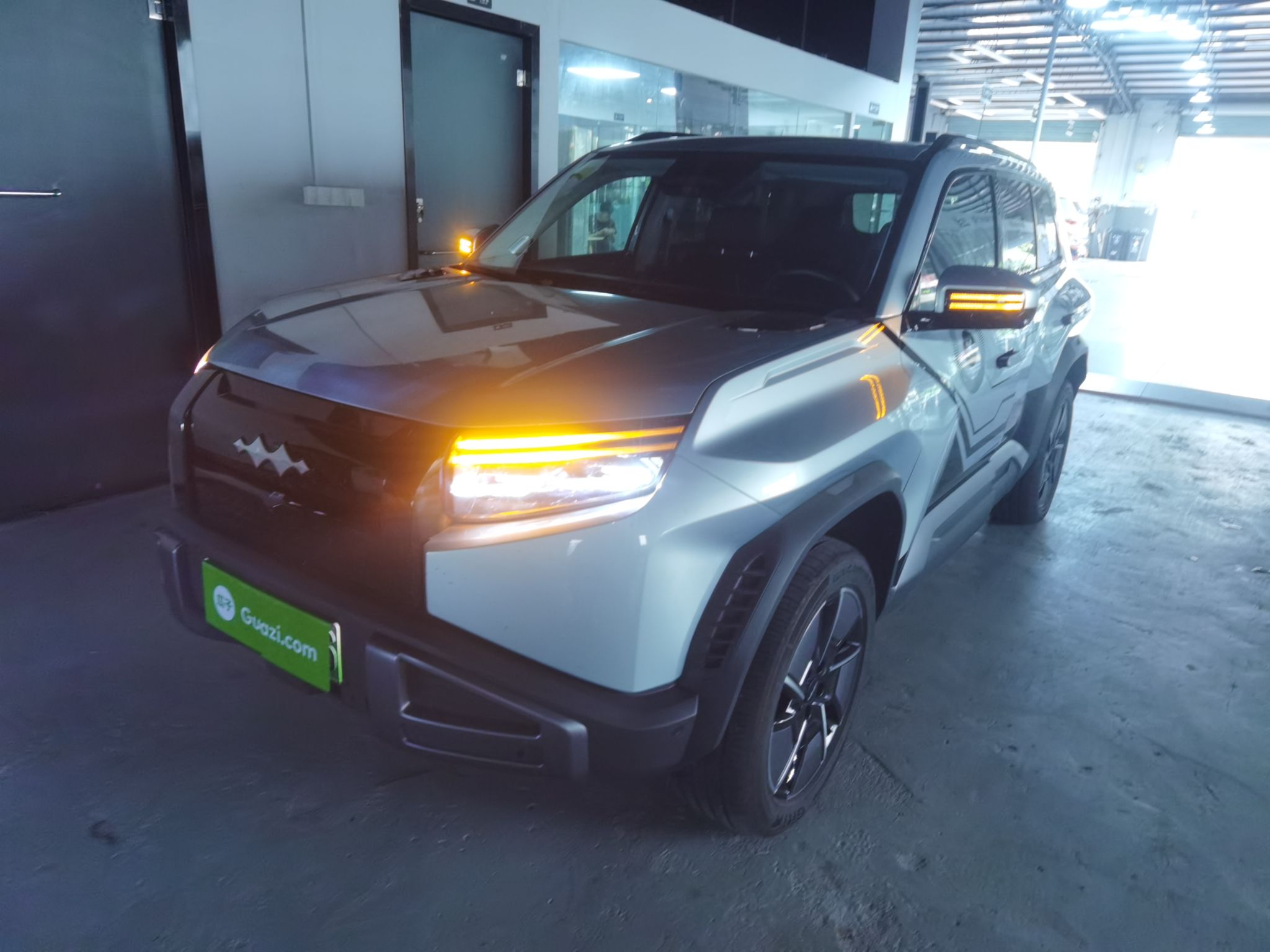 تحت مقدمة السيارة