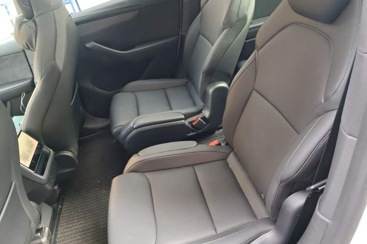 Used Tesla Model Y L 2025 Model Long-Range All-Wheel-Drive Version
