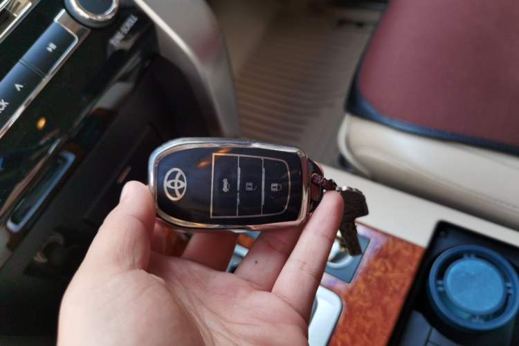 Used Toyota Land Cruiser 2012 4.6L Automatic VX-R Vehicle Key