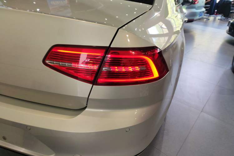 Used Volkswagen Magotan 2019 330TSI DSG Luxury Model China V Standard Right Rear Taillight