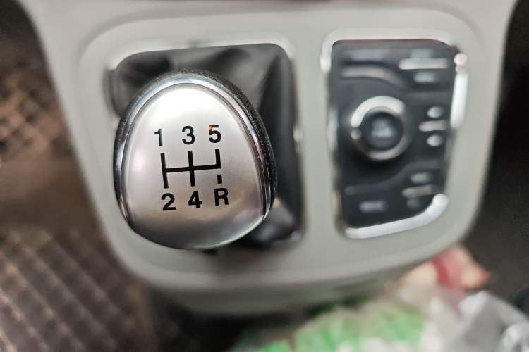 Used JAC Refine M3 2018 IKEA Edition 1.6L Luxury Smart Model Gear Lever