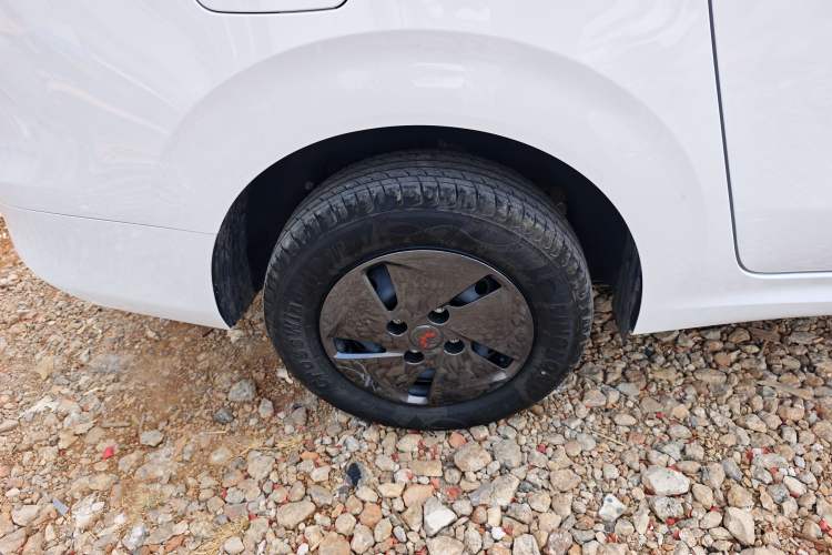 Used Wuling Hongguang New Energy 2025 Extended-Range Hybrid 50KM Comfort Version Right Rear Wheel Hub