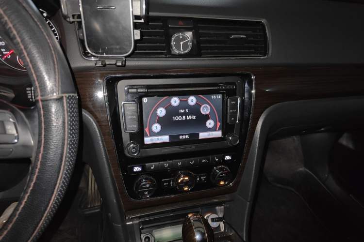 Used Volkswagen Passat 2014 1.8TSI DSG Ultimate Edition Audio And AC Panel