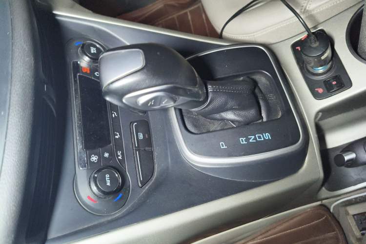 Used Ford Kuga 2013 2.0L GTDi Four-Wheel-Drive Elite Model Gear Lever