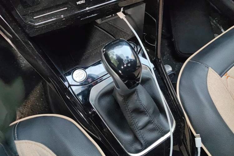 Used Volkswagen T-ROC 2024 300TSI DSG Two-Wheel-Drive Chen Guang Edition Gear Lever