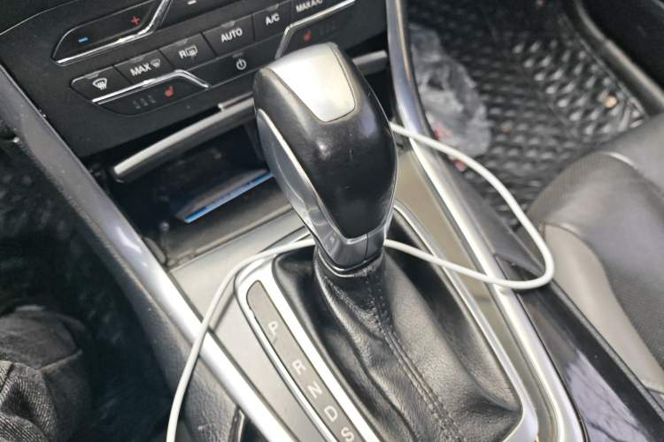 Used Ford Edge 2017 EcoBoost 245 Two-Wheel-Drive Sporty 7-Seater Gear Lever