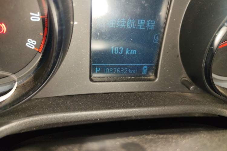 Used Buick Regal 2015 1.6T Leading Technology Model Odometer Close Up