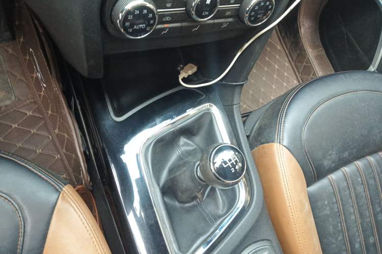 Used Soueast DX7 2015 1.5T Manual Luxury Model
