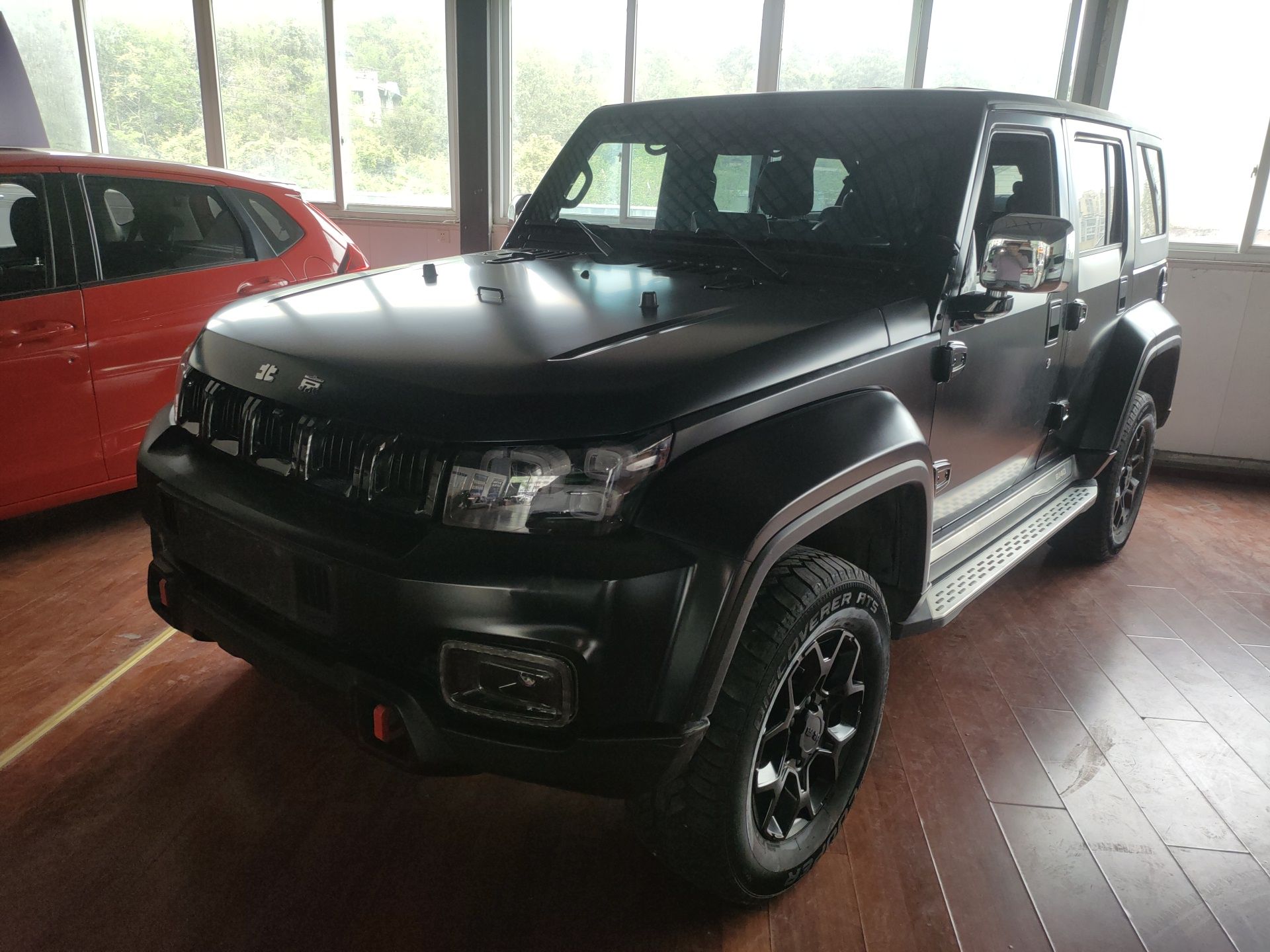 تحت مقدمة السيارة