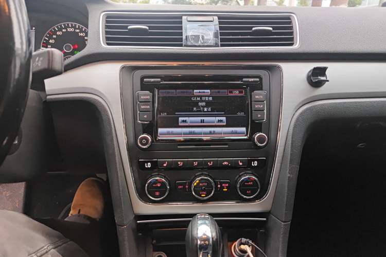 Used Volkswagen Passat 2013 2.0 TSI DSG Prestige Edition Audio And AC Panel