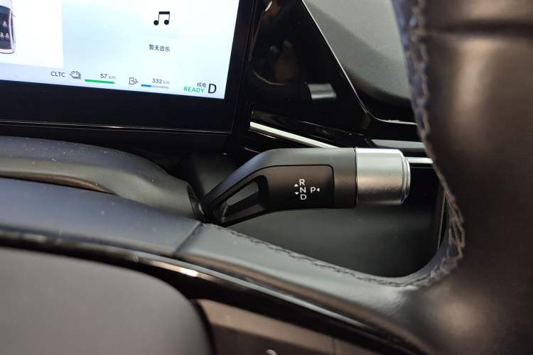 Used Geely Galaxy L6 2024 60km PLUS Dragon Edition Gear Lever