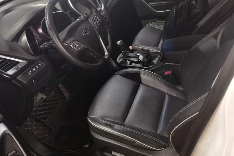 Used Hyundai Santa Fe 2017 2.0T Automatic Two-Wheel Drive Smart Version 7 Seats Left Front Seat