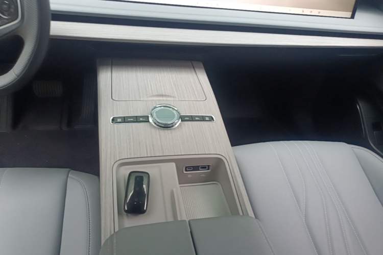 Used Geely Galaxy E8 2024 550 km Range Rear-Wheel-Drive PRO
