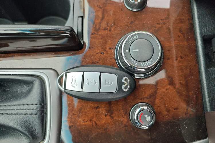 Used Infiniti QX60 2014 2.5 S/C Hybrid Two-Wheel Drive Excellence Edition
