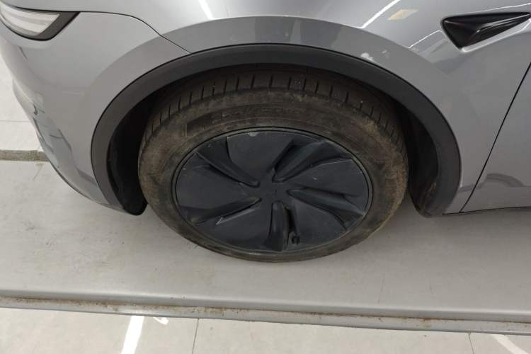 Used Tesla Model Y 2025 Long-Range All-Wheel-Drive Version
