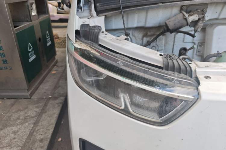 Used Wuling Yangguang 2024 300km Comfort-Grade Passenger Van 60kW
