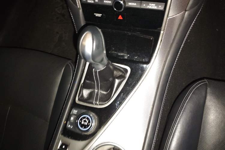 Used Infiniti Q50L 2015 2.0T Enjoyment Edition Gear Lever