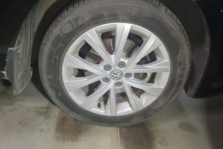 Used Volkswagen Lavida 2015 1.6L Automatic Comfort Edition Right Front Wheel Hub